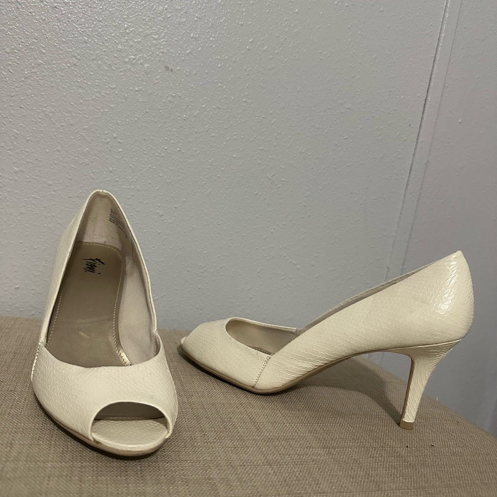 FIONI size 8.5 Women’s Cream Peep-Toe Heels